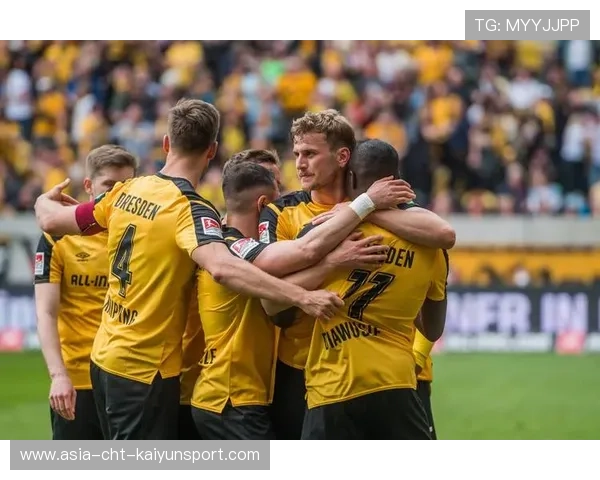 球员在关键中场断球制造反击机会，战术执行完美