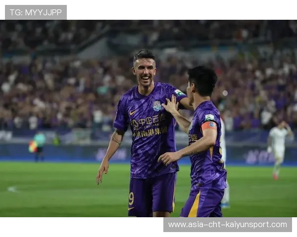 天津津门虎边路配合打穿,底线传中险些造成乌龙 天津津门虎边路配合打穿,底线传中险些造成乌龙